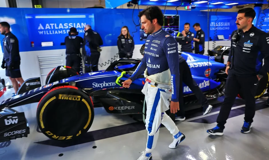 Carlos Sainz kierowca F1 w kombinezonie Williams